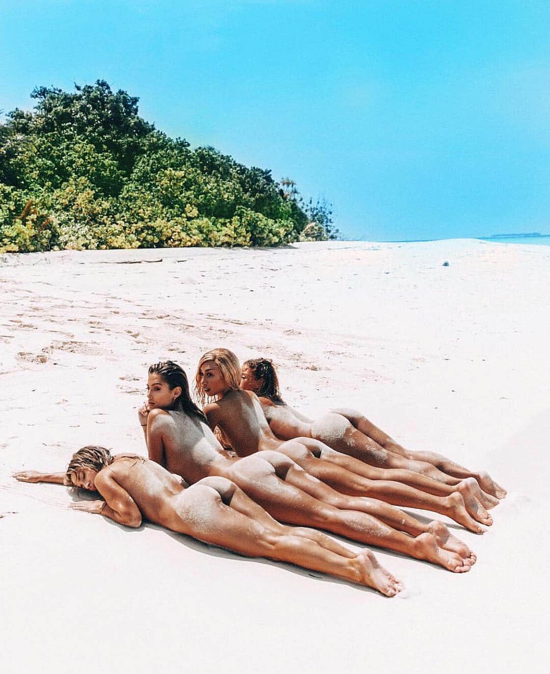 Jena Frumesさんのインスタグラム写真 - (Jena FrumesInstagram)「The best part about this pic is not the picture itself but the moment! We all chose to live a little & embrace ourselves, together. Some see nude figures covered in sand, others see confidence. There’s so much more to be seen beyond the surface. Open your minds, live life, and empower those women around you on the daily, not just today.🚺💕 #internationalwomensday」3月9日 3時43分 - jenafrumes