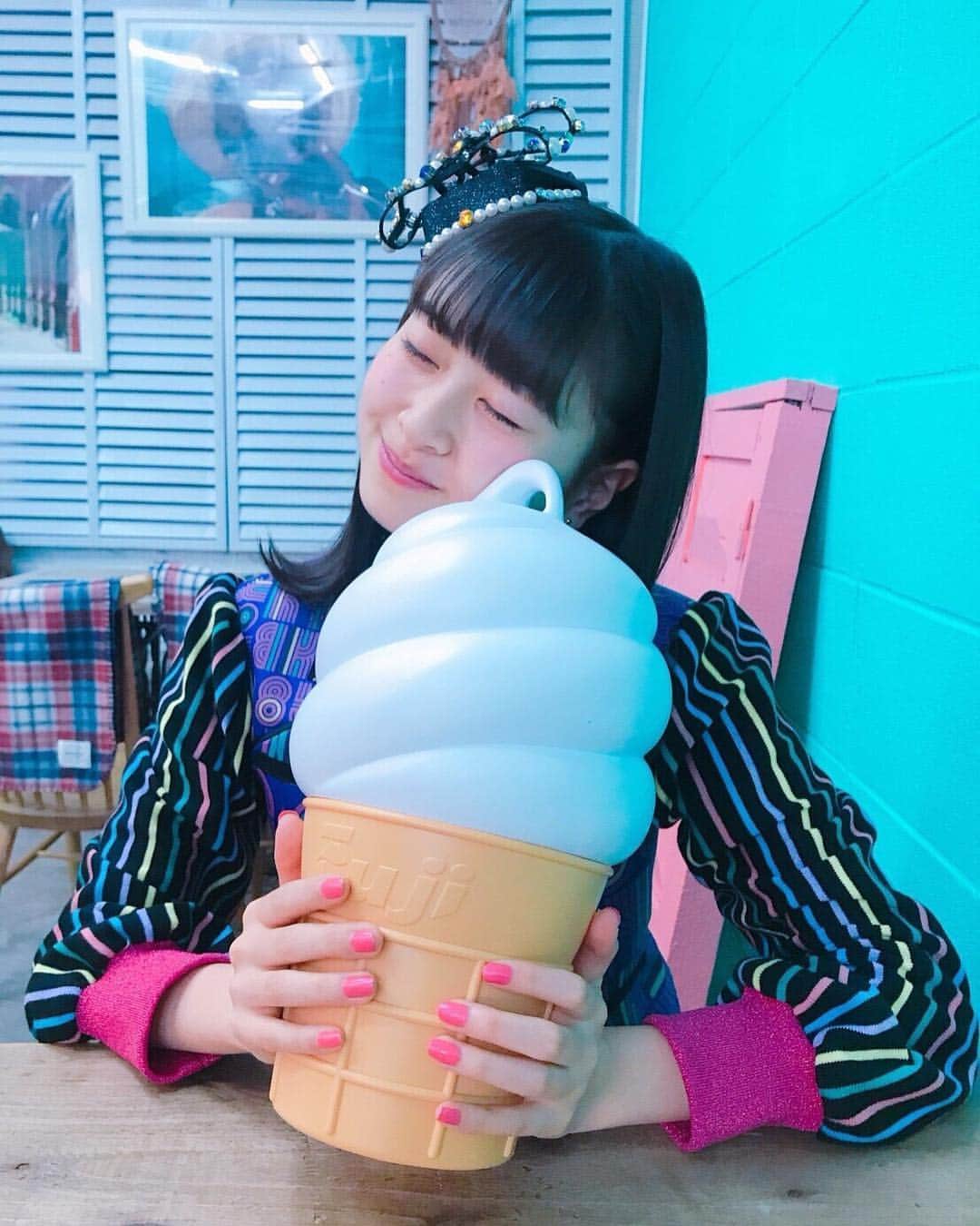 松岡はなのインスタグラム：「☺︎☺︎ はなの大好きなアイスクリーム🍦 4月まで我慢中。  #FUKUOKAナビさんの撮影でした #インスタ映え #白枠めんどくさくてやめちゃった #写真は岡田奈々さんが撮ってくださいました☺️」