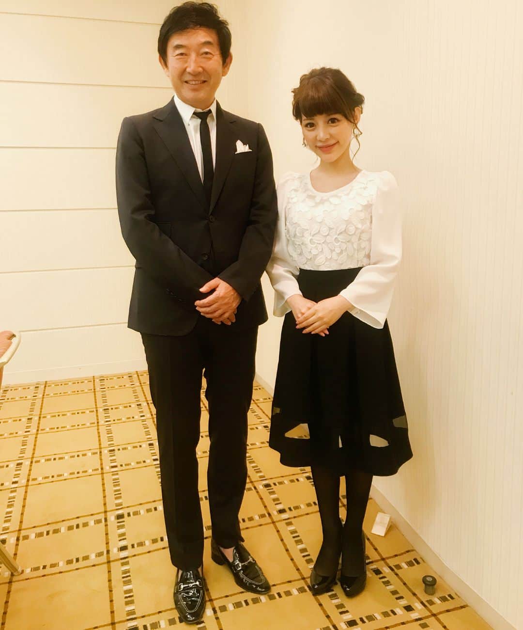 のインスタグラム：「こちらは、先日お仕事ご一緒させて頂いた石田純一さん(o^^o)💖 石田純一さんとお会いしてから1週間くらいで小石田純一さんにお会いするとはっ❗️笑 ご縁を感じます😁w . #石田純一 さん #美馬怜子 #事務所の大先輩です #いつも優しくて #感謝です  #stream #発表会にて #女子アナコーデ #白ブラウス #黒スカート #透け感 #黒タイツ #instafashion #instacode」
