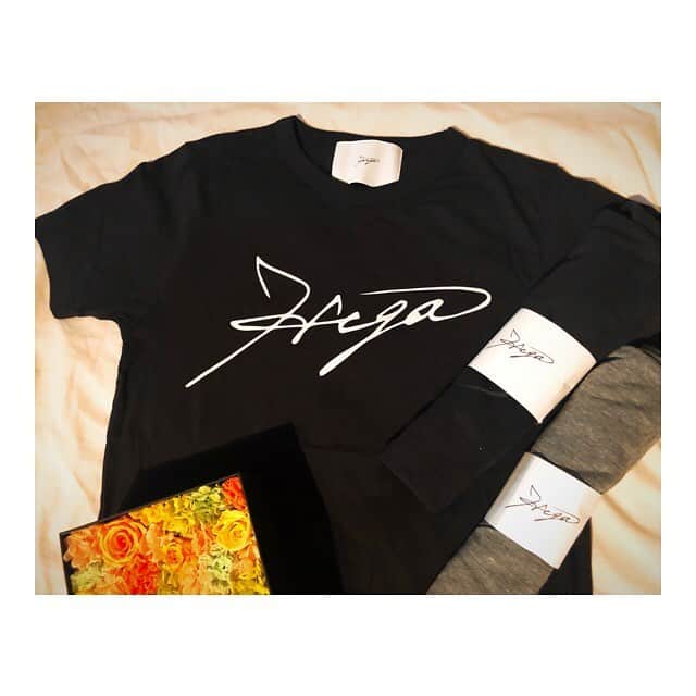 のインスタグラム：「__ . お世話になってる方からプレゼントで頂いた #HIGA の #Tシャツ ！なんと贅沢に3色も🤦🏼‍♀️❤️ これは沖縄の先輩( @coverisseihiga )のブランド。 Tシャツだけじゃなく 他にも素敵なお洋服がたくさんなの👗 . 全国で活躍している たくさんの"比嘉さん"に負けないよう 私も比嘉の代表になれるよう、頑張る💪🏻 . 着るのが楽しみ😊😊#thankyou . #fashion #tshirt #okinawa #japan #present」