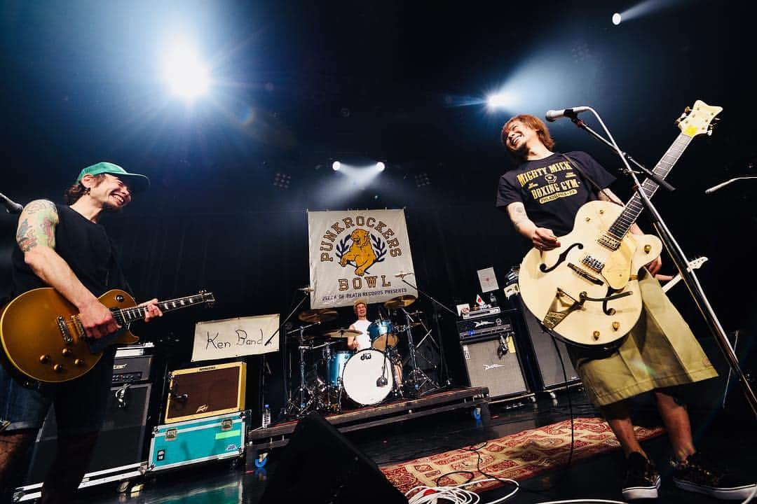 横山健さんのインスタグラム写真 - (横山健Instagram)「2018.3.2@ Blitz, Akasaka, Tokyo “Punkrockers Bowl Vol.37...?” ステージ上で談笑するオレとミナミちゃん。 ライブにいらっしゃった方々にはお伝えしましたが、この３月でミナミちゃんが Ken Band に加入して初ライブをしてからちょうど10年なんです。  10年だからって何かお祝いとかするわけでもなく、いつもとちょっとだけ違った気持ちで「Ten Years From Now」を演りました。  10年一緒にいて、一緒にいろんな曲を作って、一緒にいろんな土地へ行って、一緒にいろんな気持ち……悔しい気持ちもあったり、嬉しい気持ちもあったり、とにかく一番近い仲間としていろんな経験してきたずらね。  ミナミちゃんはオレの家族ずら。バンドがなくても家族ずら。バンドの中ではオレの一番の良き理解者ずら。  10年、数字だけみたり、振り返ったりすると「もんげー！」って思うけど、20年、30年とまだまだやってくずらよー！ 道（ストリート）は、オレ達が強く望めばずーっと果てしなく延びているんずらぁ！わかったずらかーミナミちゃん！  Photo by Maki Ishii  #kenband #南英紀 #ミナミちゃん #kenyokoyama #横山健 #pizzaofdeath #道かっこストリート」3月9日 9時57分 - kenyokoyamaofficial