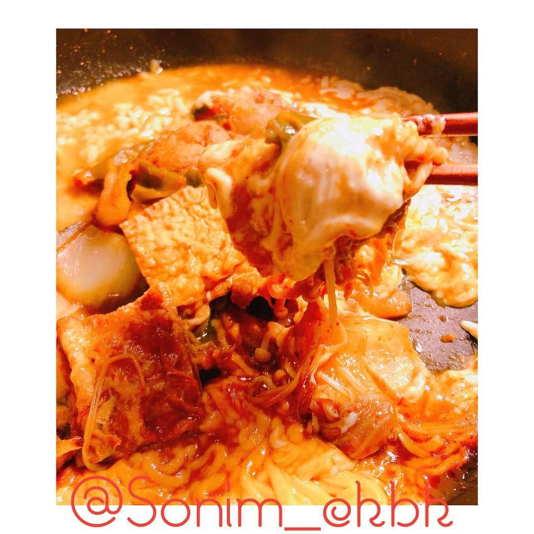 のインスタグラム：「. #SonimCooking 🌶”Cheese Vege-Galbi”🇰🇷 #VeganKorean  今流行りのチーズタッカルビやらチーズトッポッキやらを真似てみた😋”チーズベジカルビ“笑 チーズは3種類！アメリカから買ってきた#DaiyaCheese のチェダースタイルとモッツァレラスタイル、そして日本製品のナチュラルチーズスタイル。全て溶ろけるタイプです👌🏻 #ヴィーガン#ヴィーガンチーズ#チーズタッカルビ#チーズトッポッキ #ヴィーガンに不可能はない」