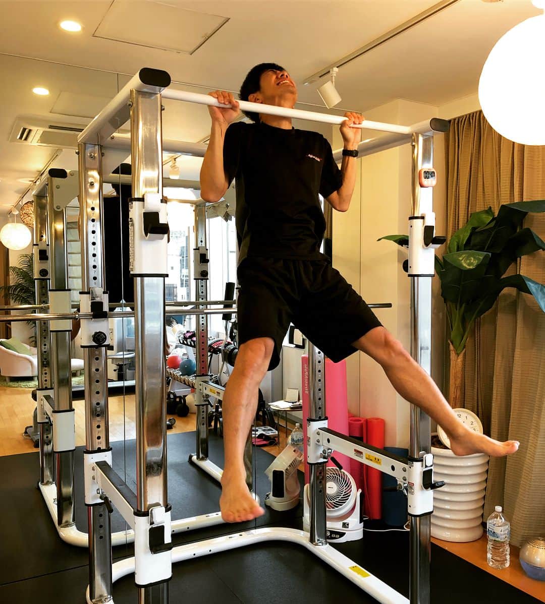 和田正人さんのインスタグラム写真 - (和田正人Instagram)「いろんな器具がある中で、結果的に一番辛いのがコイツ。懸垂。胸の筋肉を苛めた後は、筋肉食堂にて胸肉を食らう。これ常識ですよ。@aphrodite.gym #アフロディーテ #aphrodite #パーソナルトレーニング #筋肉食堂」3月9日 13時37分 - daaaaaawaaaaaa
