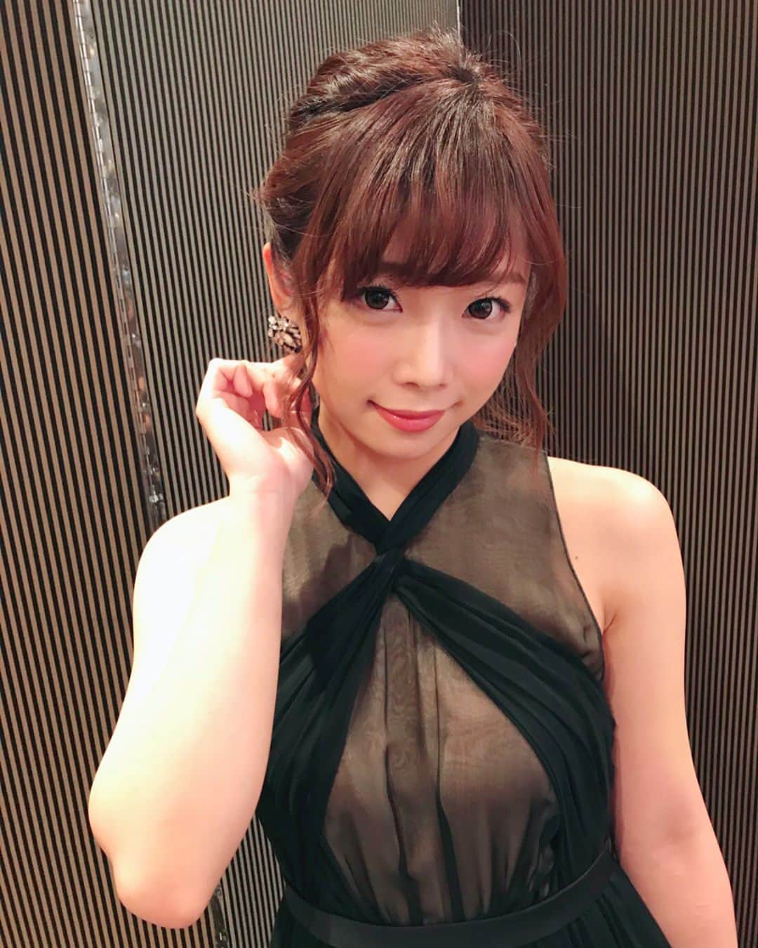 紗倉まなさんのインスタグラム写真 - (紗倉まなInstagram)「そして、#SODAWARD2018 、今回のドレスはこちらでした👗黒！黒黒黒。  黒のドレス、なんか好きなんだよなぁ。私の心が黒いから？黒いと落ち着くから？ さてどうしてなのでしょうか...ˉ\( ̸ ๑ˋ· ̭ ·ˊ๑  )\_」3月10 ...