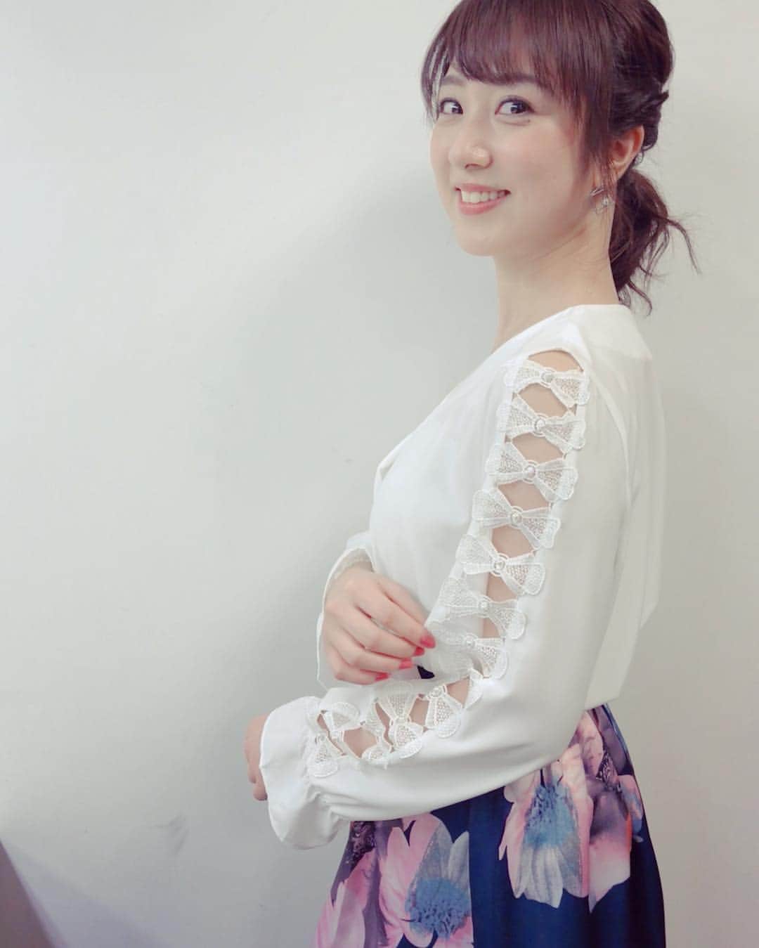 川田裕美さんのインスタグラム写真 - (川田裕美Instagram)「昨日のマッコリパワーで、収録は全開モード😆😆 #衣装 #ブラウス #まだ外で着るには寒い #けど可愛い #スカートも好きな色でした」3月9日 17時12分 - hiromikawata163