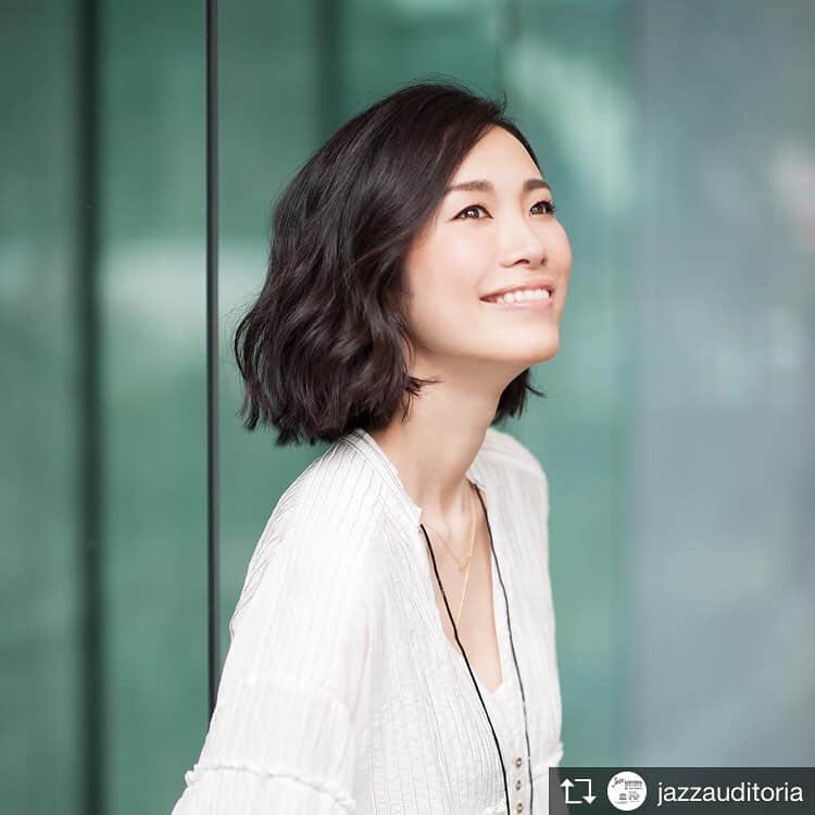 のインスタグラム：「今年もJAZZ AUDITORIA、MCさせていただきます！ 5年目となる今年は、例年より多く4日間にわたっての開催。4月27-30日は、皆さんぜひ神田淡路町ワテラスに遊びにいらして下さーい！！一緒にいい音浴びましょう♡ . . Repost from @jazzauditoria @TopRankRepost #TopRankRepost 【今年も板井麻衣子さんがMCで登場！】GW神田淡路町の恒例イベントJAZZ AUDITORIA 2018にラジオナビゲーター他、モデル、MC、レポーターと幅広く活躍される板井麻衣子さんが今年も司会進行で登場！  #ワテラス #JAZZAUDITORIA #Internationaljazzday @maikorophone」