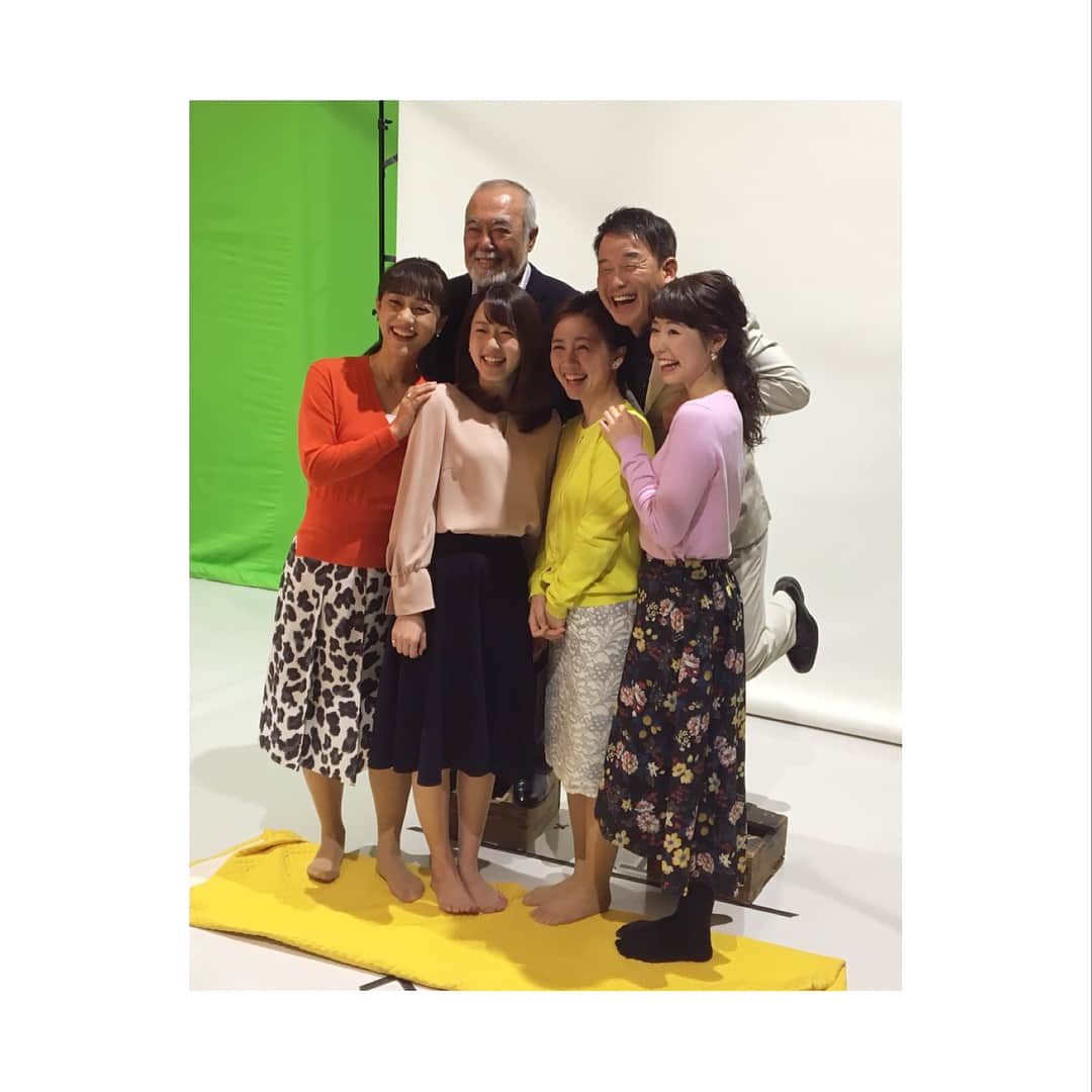 のインスタグラム：「・ ごぜん様さまポスター撮影。 にこにこ☺︎わいわい！ そして入念にチェック👀 ・ 春はなかなか来ないけど… 春への準備は少しずつ進んでおりますよ❁ 完成が楽しみだぁ♡♡ ・ #ごぜん様さま #ファミリー #全員集合 #ひっつきもっつき #みんな良き笑顔☺︎ #ポスター撮影 #rccラジオ」