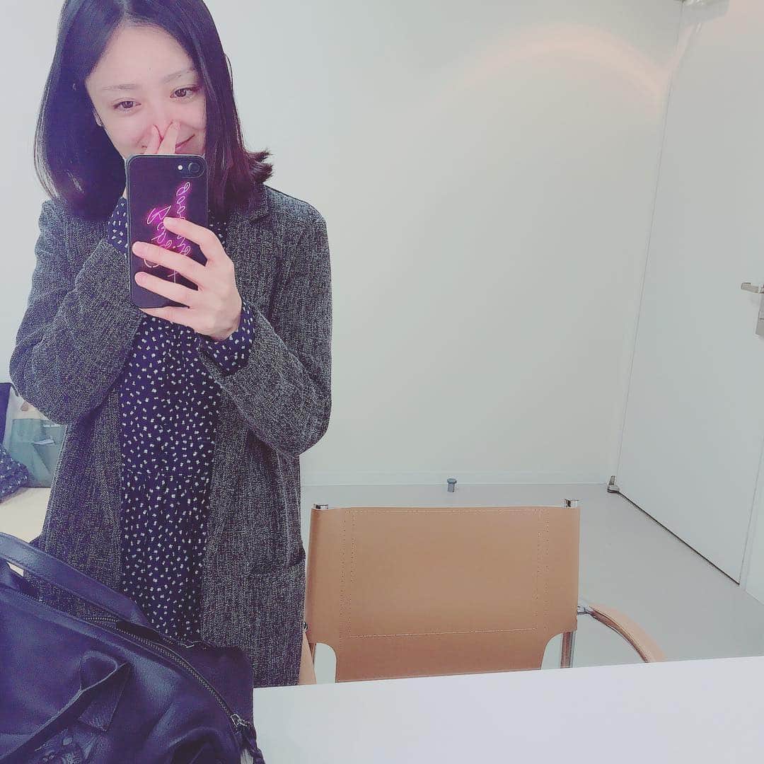 安達祐実さんのインスタグラム写真 - (安達祐実Instagram)「💜💜💜 #花粉症 #鼻が赤い 喉って痒くてもかけないじゃない？どうしたらいいのやら....🌸」3月9日 18時37分 - _yumi_adachi