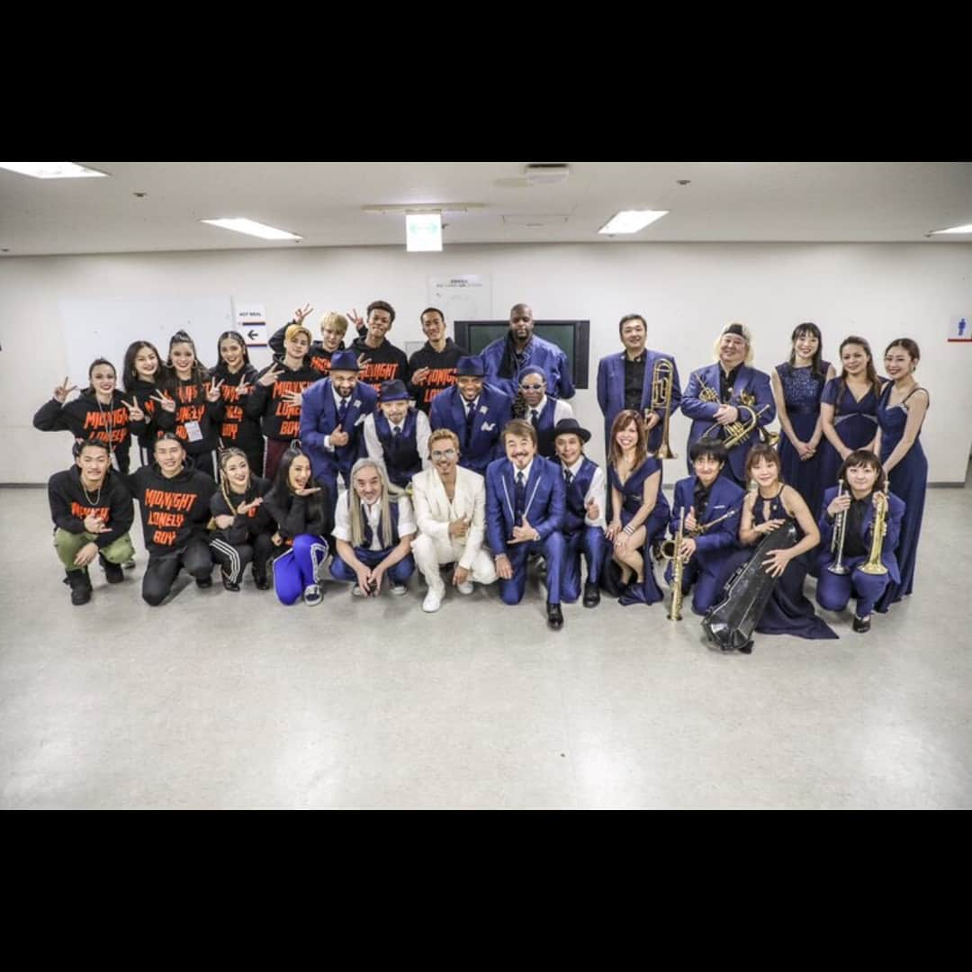 ATSUSHIさんのインスタグラム写真 - (ATSUSHIInstagram)「#atsushizm EXILE ATSUSHIプレミアムライブ。凱旋復活ライブ‼️大阪京セラドーム2日間。無事に終わって1週間。足を運んでくださった皆さん、応援してくださった皆さん、本当にありがとうございました。やっと精神的にも落ち着いてきて、普通に文章を書けるモードになってきました。あれだけ興奮したのはもちろん、ライブ自体が1年半ぶりだったので、1年半以上ぶりだったかもしれない…。不安がなかったかといえば、ウソになる。休んだ分だけ、成長していなければいけない責任がある。その分の期待も背負う。その覚悟で、しばしの自分磨きと、人生を見つめ直す時間をいただいた。本当に理解して待っててくださった皆さん、ありがとうございます。そしてまた次の目標へ向かって、一歩目を踏み出します…。 . . EXILE ATSUSHI Premium Live! My comeback show! Two days at the Osaka Kyocera Dome. It’s already been a week since, but once again I want to thank everyone who came! I’ve finally calmed down and feel like I can write a few words. It’s been a year and a half since being on stage and I was so excited and moved. It would be a lie if I said that I wasn’t a little nervous. I hope that I was able to grow and learn during my time off. During that time I was able to polish and reflect on myself. Thank you for understanding and for waiting. I will now once again take another new step towards a new dream. . ⚠️あ、ご覧になれなかったみなさま…。TBSさんの放送もありますので、そちらの方をぜひお楽しみにしていていただけたら嬉しいです‼️」3月9日 19時05分 - exile_atsushi_official