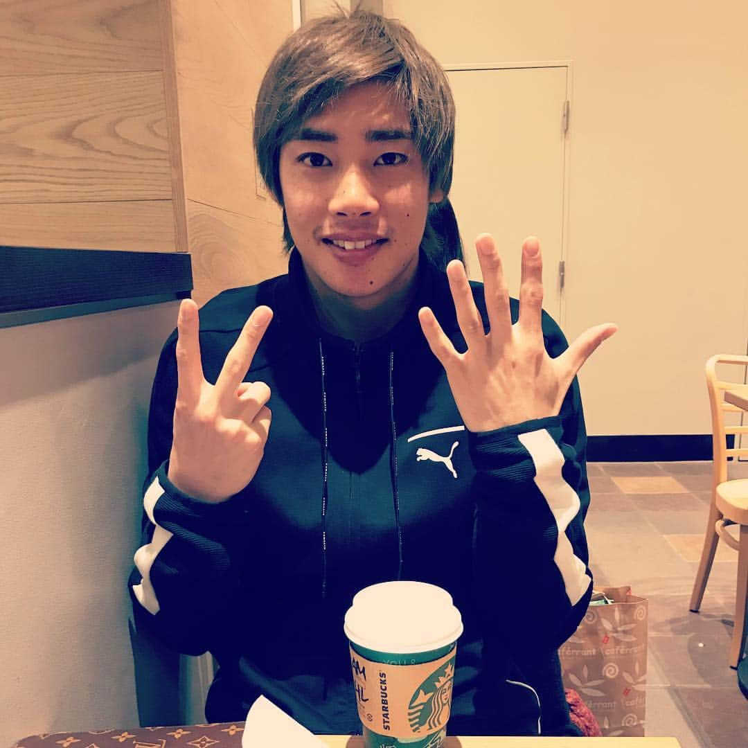 伊東純也さんのインスタグラム写真 - (伊東純也Instagram)「今日で25歳になりました！！ #たくさんの#お祝いのメッセージ#ありがとうございました #サンキューの日 撮影はスタバ仲間の @r.yamazaki11」3月9日 19時36分 - 1409junya