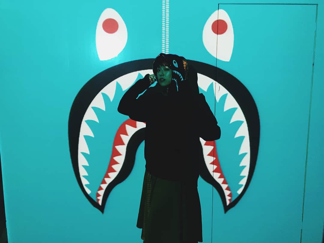 わちみなみのインスタグラム：「かわいかったサメ🦈のつづき . #APE  #わちみなみ  #樫尾篤紀 くんと(*ﾟ▽ﾟ*) #展示会 #お洋服 #シャーク #わちサメ photo by @toriicamera ありがとうございました♡」