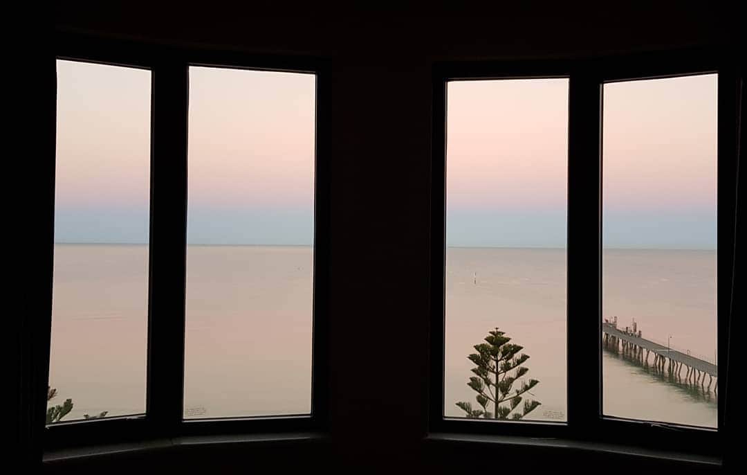 ダニエル・オブライエンのインスタグラム：「Friday morning never looked so good! 😍 • • • • #view #friday #morning #sunrise #glenelg #adelaide #beach #landscape #window #nofilter」