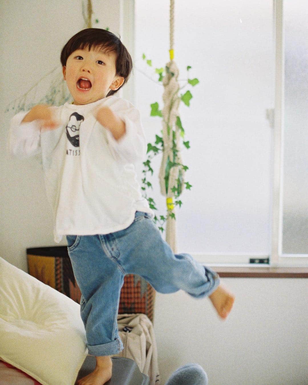 花盛友里のインスタグラム：「今年最高の一枚が撮れてました。 . . このポーズのまま布団にどーん！が流行していたこの日。 何回も写真撮らされたよ笑 . . #ジワる #3歳半」
