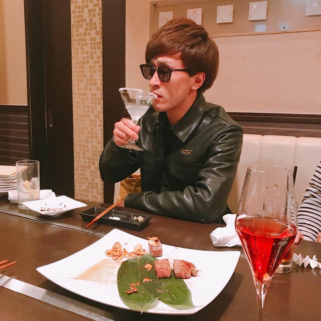 としみつのインスタグラム：「室内サングラスはボケ過ぎ。」