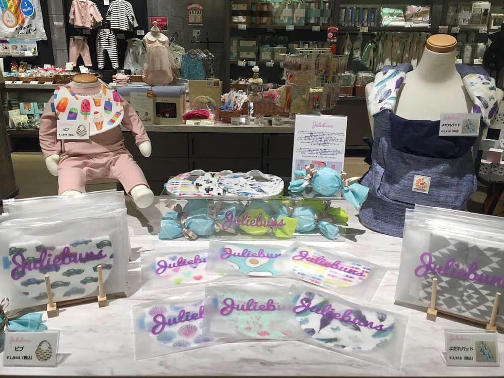 blossom39_officialのインスタグラム：「. blossom39HINKARINKA銀座店にて 3月7日からjuliebunsさんのビブとサッキングパッドを販売しております♡ . 是非実際に手に取っていただきたい肌触りと、 見ているだけでわくわくするような 可愛らしいテキスタイルが とってもステキな商品となっております♡ . ご自宅用にも、ご出産祝いにもおすすめです！！ . 実店舗での販売はblossom39HINKARINKA銀座店限定となっております！ . #blossom39 #ブロッサム39 #hinkrinka #銀座店 #juliebuns #ビブ #よだれかけ #先行販売 #限定販売」