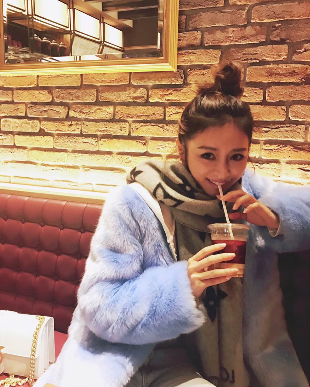 のインスタグラム：「girls talk...👩‍❤️‍👩💏💋 . . . . 時間を忘れちゃうw 早く帰りましょ❤︎ 今日も寒いなぁ😖☔️ 冬はもう充分です🙄」