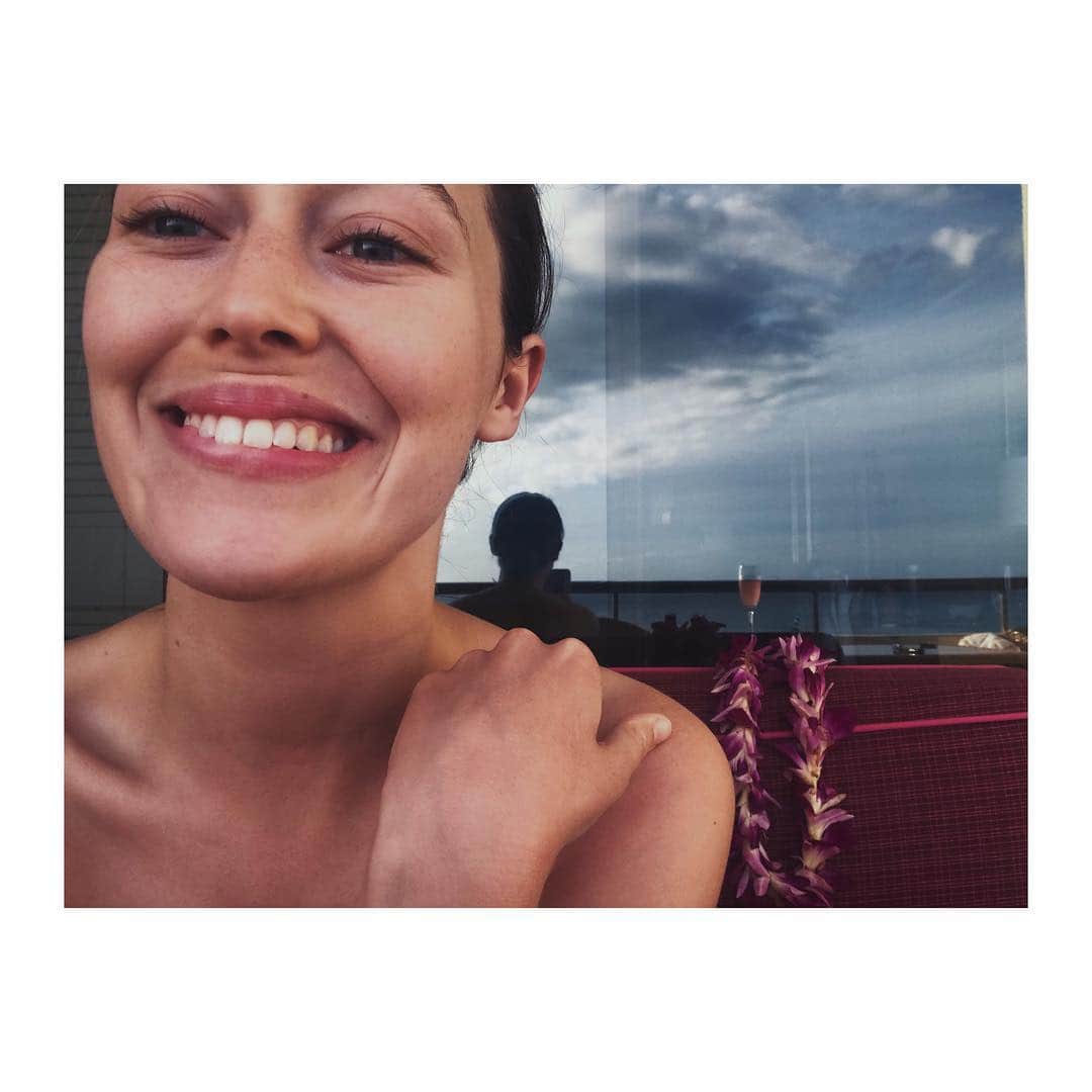 アリシア・デブナム・キャリーのインスタグラム：「Spamming all up in this feed! But this is a face of salt, sun, sand, freckles and some amount of rosé... basically I’ve needed this vacation. Now back to hibernation. 🧜🏼‍♀️」