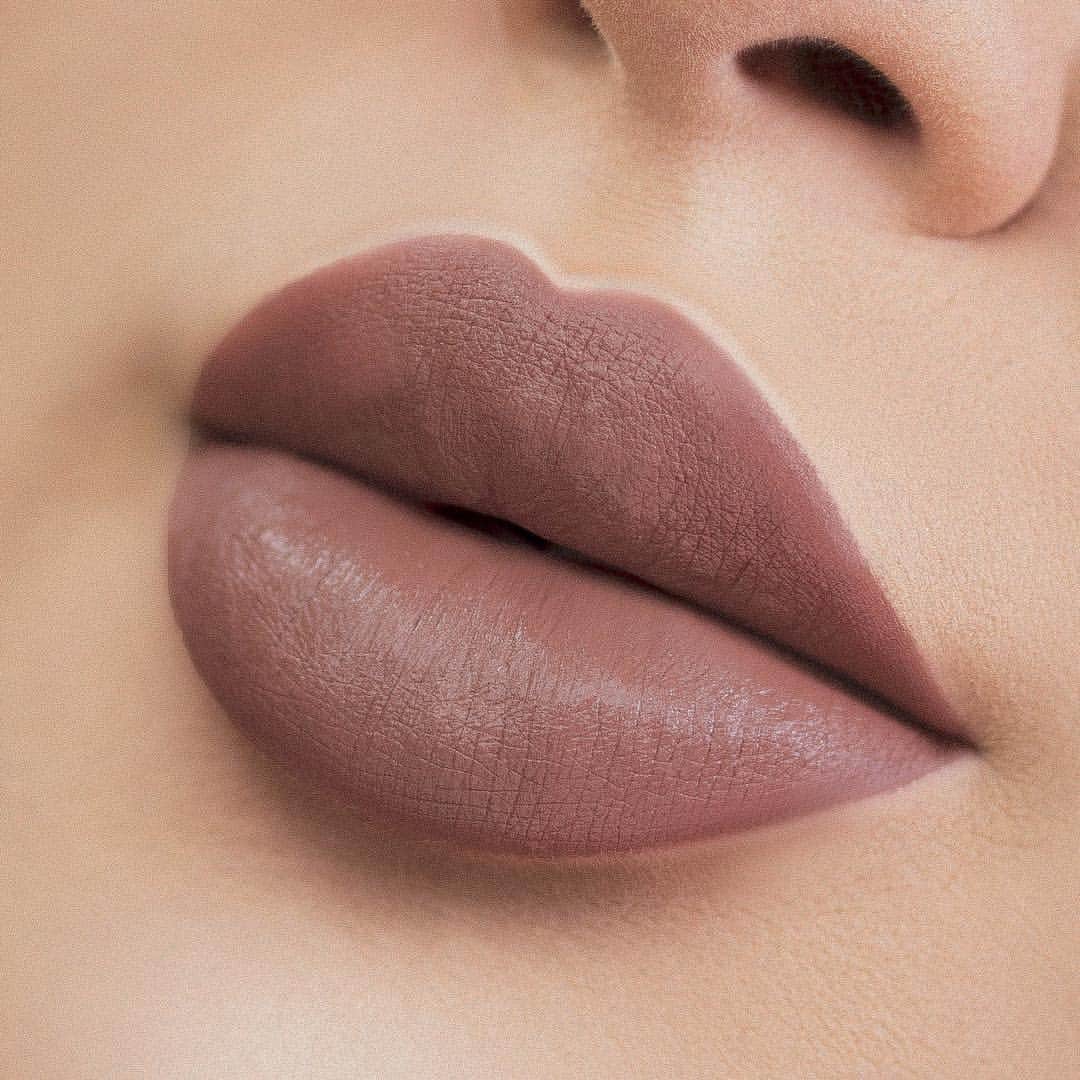 Kylie Cosmeticsさんのインスタグラム写真 - (Kylie CosmeticsInstagram)「Cosmic matte lipstick, one of three new matte traditional lipstick shades available now on KylieCosmetics.com 💋」3月10日 9時23分 - kyliecosmetics