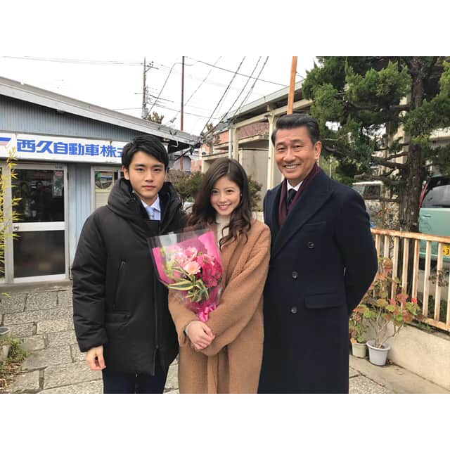 今田美桜さんのインスタグラム写真 - (今田美桜Instagram)「先日「記憶」クランクアップしました☺︎ 最後の最後まで緊張しっぱなしだったけど 本当に暖かいみなさまに出逢えて、 毎日こんな素敵な現場に行かせて頂けて もうないんだなあと思うとちょっと寂しい。 本当にありがとうございました！ そして5日にみなさんにお誕生日お祝いしてもらったんです☺︎☺︎ 大好きないちご頂きました♡ 本庄先生と二宮先生と。 #記憶 #中井貴一 さん #泉澤祐希 さん」3月10日 10時34分 - imada_mio