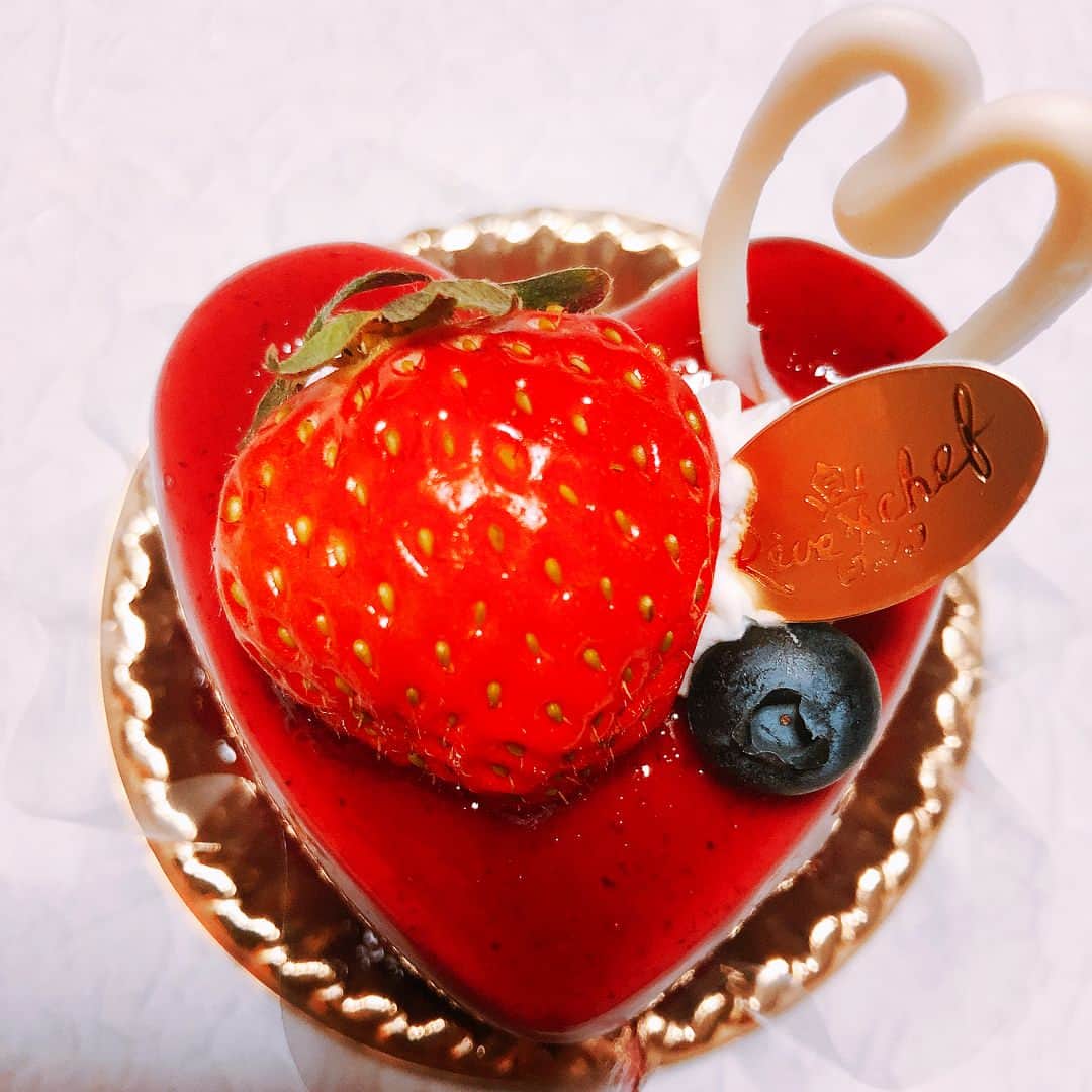 JULIANさんのインスタグラム写真 - (JULIANInstagram)「ケーキ🍰も頂きました😋💖 至れり&つくせり❣️ #ハート #ハートケーキ #❤️ #ケーキ #🍰 #cake #heart #heartcake  #スイーツ #スイーツ男子 #デザート #いちご #strawberry  #神戸 #神戸カフェ #神戸カフェ巡り ✟☻✟☻✟☻✟☻✟☻✟☻✟☻✟ #インスタグラマー #インフルエンサー #モデル #メンズモデル #ファッションモデル #サロンモデル #関西モデル #撮影 #撮影モデル #インスタ映え  #フォトジェニック #カフェ巡り  #お洒落さんと繋がりたい #おしゃれさんと繋がりたい ✟☻✟☻✟☻✟☻✟☻✟☻✟☻✟ ✰☻JULIAN☻✰ FASHON PRODUCERとして （モデル・デザイナー・スタイリスト・ファッション誌プロデュース）など多岐に渡り活躍し,現在インスタグラマー/インフルエンサーとしても大注目でオファーが殺到しており、 🔴サイバーエージェントグループ史上初となるプロダクション 【HASH JAPAN】 〜日本を代表するインスタグラマー専用プロダクション〜 と記念すべきMENS第１号となる専属タレント契約を発表 (※HP現在作成中) 所属タレント ☻JULIAN☻ ※依頼はDMで宜しくお願いしますm(_ _)m」3月10日 4時07分 - julian_official_jp
