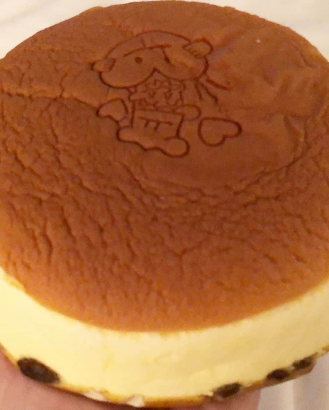 マキ・コニクソンさんのインスタグラム写真 - (マキ・コニクソンInstagram)「大阪限定”りくろーおじさん”のふわふわチーズケーキを ゲットしました！車内でみんなでシェア！楽しい食べ歩きの旅！🤗🤗 #大阪万歳！ #アシスタントの島ちゃんが #チーズケーキを買ってくれたの！ #有難う島ちゃん！❤️」3月10日 10時57分 - makikonikson