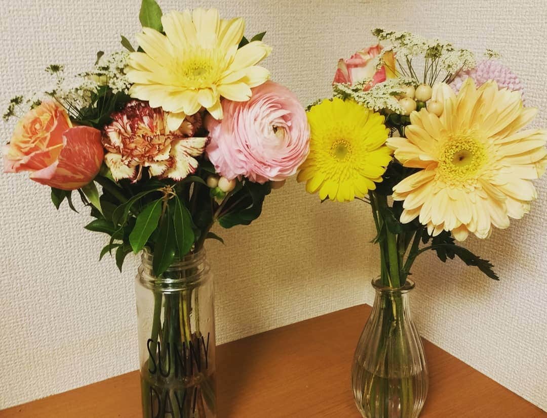 片山美紀さんのインスタグラム写真 - (片山美紀Instagram)「花束💐をいただきました。 しかし、うちの花瓶の口は狭すぎて、入りきらなかったので、タンブラーを代用して分割で飾ってます。 #ペットボトルよりはましか #花瓶あってよかった  #花束 #花 #春」3月10日 8時54分 - mikiktyma_otenkicooking