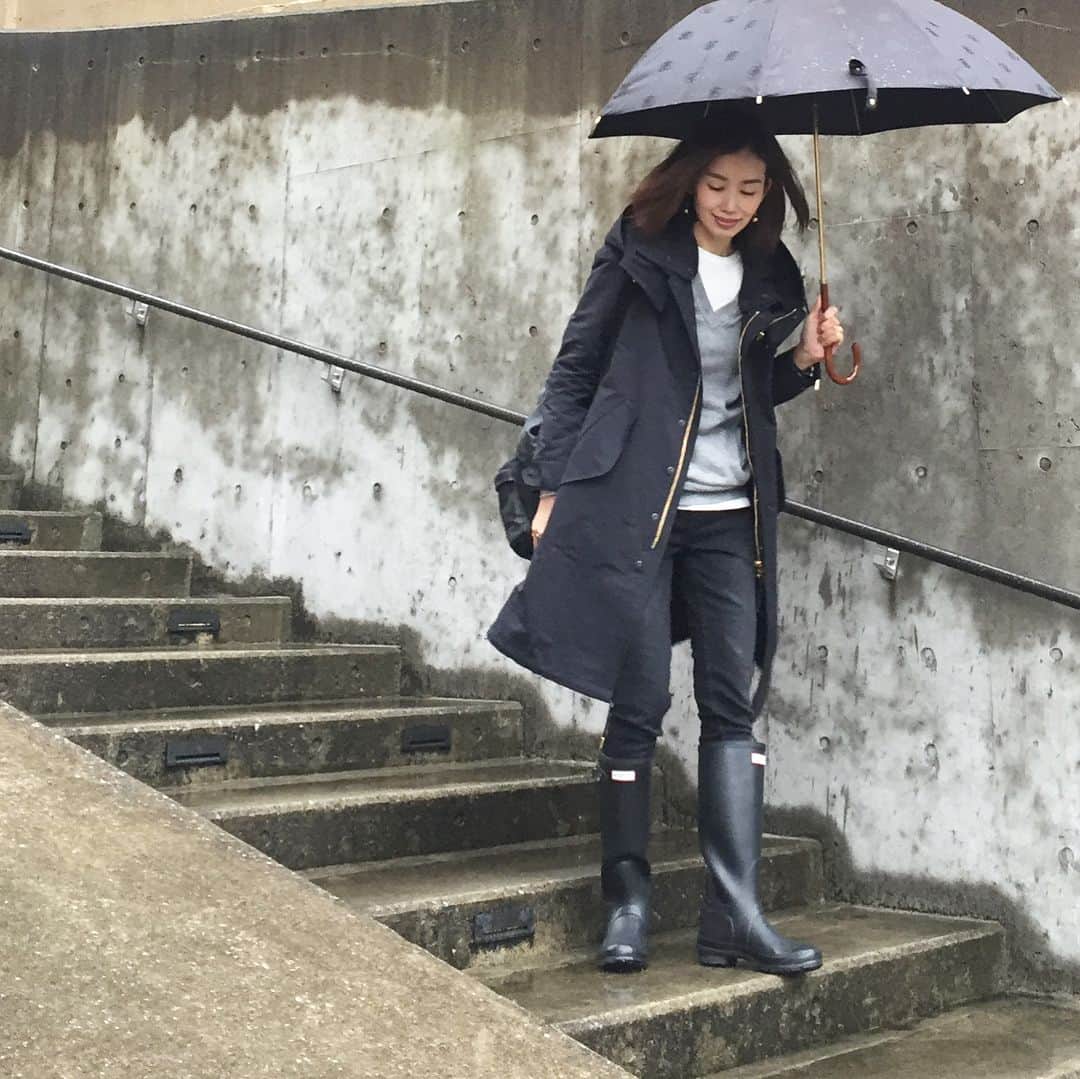 武藤京子さんのインスタグラム写真 - (武藤京子Instagram)「* 昨日の服 * 思いのほか 寒くて 届いたばかりの @the_reracs のコートを 着て行きました * ブラックではなく ダークネイビーです😎 * 2枚目 風が強くて ひぇー😵 となっているところ(笑) * #ootd  #コート #thereracs #リラクス  #メンズワッフルT #uniqlo #ユニクロ  #ニット #plst #プラステ  #パンツ #zara #ザラ  #メンズレザーリュック #toffandloadstone #トフアンドロードストーン  #レインブーツ #hunterboots #ハンター」3月10日 20時02分 - kyokomuto0628