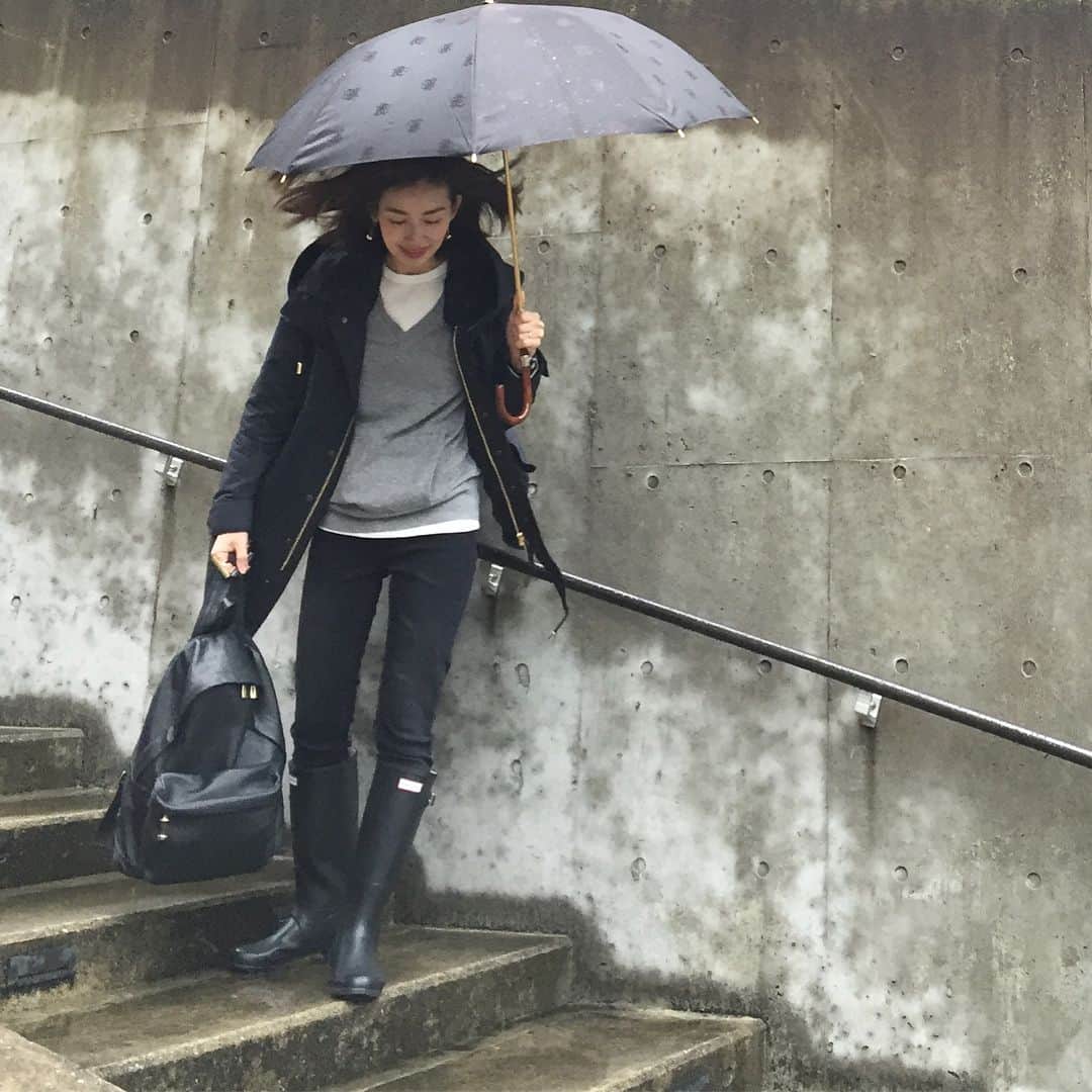武藤京子さんのインスタグラム写真 - (武藤京子Instagram)「* 昨日の服 * 思いのほか 寒くて 届いたばかりの @the_reracs のコートを 着て行きました * ブラックではなく ダークネイビーです😎 * 2枚目 風が強くて ひぇー😵 となっているところ(笑) * #ootd  #コート #thereracs #リラクス  #メンズワッフルT #uniqlo #ユニクロ  #ニット #plst #プラステ  #パンツ #zara #ザラ  #メンズレザーリュック #toffandloadstone #トフアンドロードストーン  #レインブーツ #hunterboots #ハンター」3月10日 20時02分 - kyokomuto0628