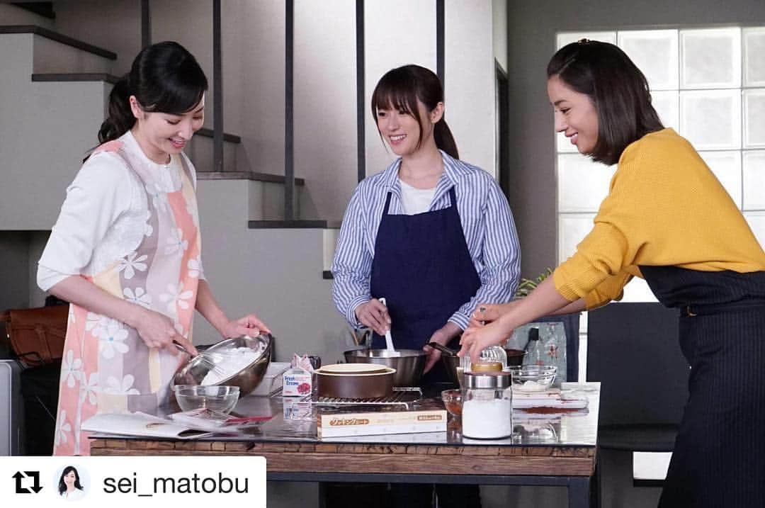 フジテレビ「隣の家族は青く見える」のインスタグラム：「. #Repost @sei_matobu with @get_repost ・・・ ☺︎となかぞ☺︎ 『隣の家族は青く見える🏡』第8話 放送での 『女子3人 のクッキングシーン』 3人の距離が縮まった時間であり、気持ちを吐露する 大切な時間でもありました。 待ち時間は女子トークしたりで とても楽しい撮影でした☺︎☺︎☺︎ 好きだったな〜このシーン♡ 第8話も、みんながみんな 一生懸命 生きている姿に涙でした。 よっしゃ！いくぞぉーーー👊  ラストスパートだ！！！ #集合ーーーー #隣の家族は青く見える #となかぞ #五十嵐奈々 #深田恭子 さん #杉崎ちひろ #高橋メアリージュン さん #小宮山深雪 #真飛聖 #ウサちゃんとあたしの動画沢山見てくれてありがとう #反響にびっくりしているあたしがいます #とってもとっても嬉しいな #本当にありがとうです #こんなあたしですが #これからもよろしくお付き合いください☺︎ #ペコリ」