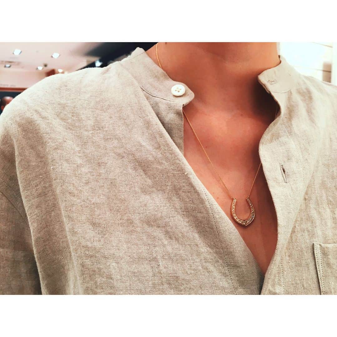 のインスタグラム：「. 今日は有楽町RHでスタートした @sanmarejewelry のトランクショーへ。ジュエリーのスペシャリスト北澤が新作のホースシューネックレスをつけていてそれが最高に素敵だったから📸 こんなボリュームある馬蹄型 @sanmarejewelry でしか見たことない。どことなくビンテージ感があるところも好み。 @auralee_tokyo のリネンシャツとの合わせもまた最高。 #sanmarejewelry」