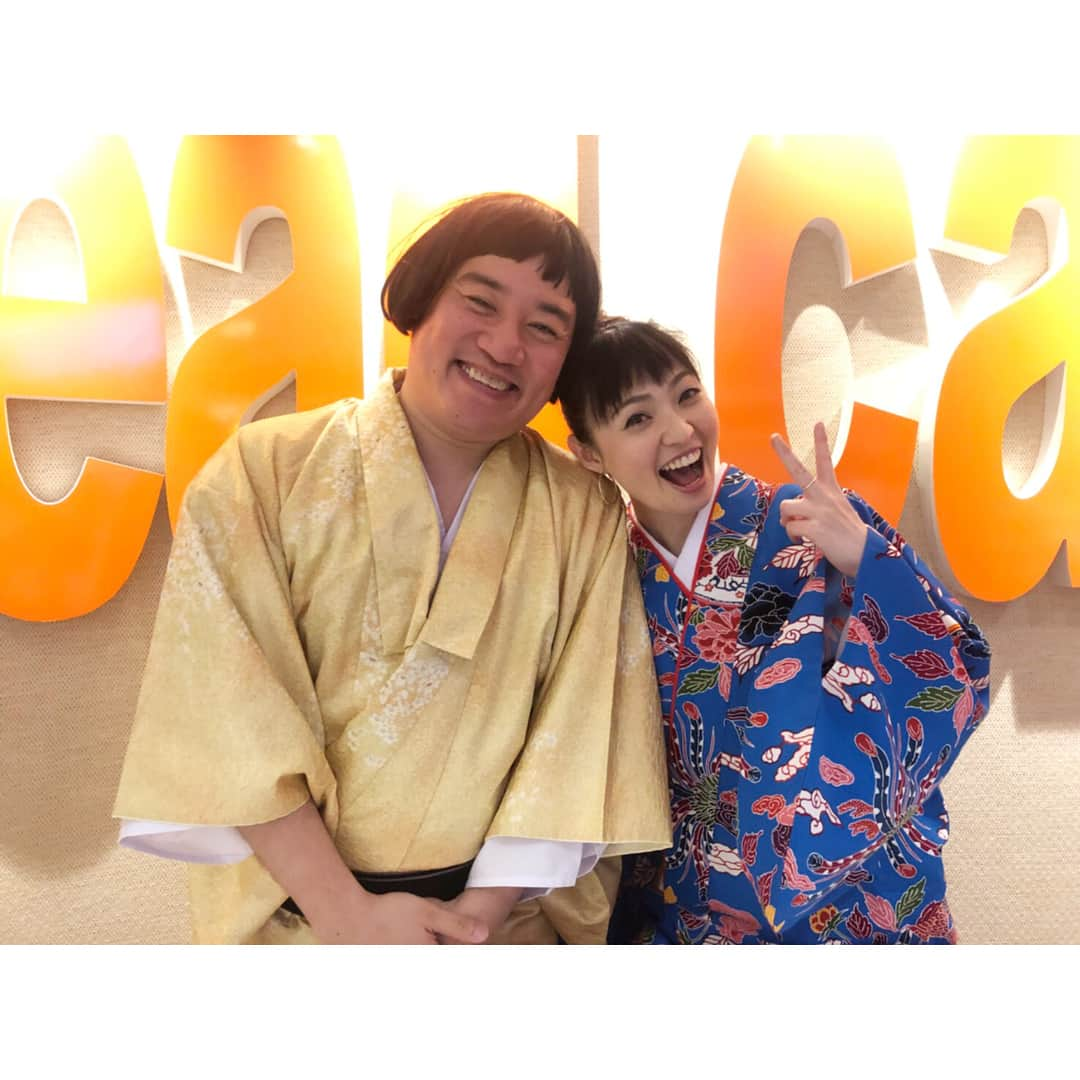 Minaさんのインスタグラム写真 - (MinaInstagram)「美奈子さんの『沖縄そばが食べたい！』から始まったこの企画 改めて、急な開催にもかかわらず、足を運んでくれた皆様、力を貸してくれたスタッフの皆様、lead cafeの皆様、ヨザさん、ゆっきー、本当にありがとうございました🙇🏻 誰一人と欠けては開催出来なかったこの企画、美奈子さんも沢山のパワーをもらいました😊  これは定期開催しなきゃだね😉  帰り際に次はいつかなぁー？ と二人に相談したら… ん… 5月末かねぇ〜？との事… お互いのスケジュールの合間を縫っての開催なので、お許しを… ただ、『やらない』とは言ってなかったから大丈夫🙆‍♀️いつかはやるよ。笑笑 その時は又是非、愛に来てね💕  #max #mina #与座よしあき #キャンキャン #ゆっきー #みなこぉネーネーのすば屋さん #leadcafe #沖縄そば #さーたーあんだぎー #島唄 #三線 #もっと上手になりたい #がんばろう」3月10日 11時56分 - mina_1977