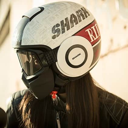 ヤマハ バイクさんのインスタグラム写真 - (ヤマハ バイクInstagram)「#オートバイで旅立つとき #shark #fastersons#バイク女子 #DRAK(#ダラク)#TRIBUTE#RM#WHITE  SHARK ライフスタイルカテゴリーのフラッグシップモデル。 古くヨーロッパで#DRAKKER（#ドラッカー）というヴァイキング船に乗った勇ましい#海賊 をイメージしました。 ゴーグル・マスクでカスタムすることで、自分だけのDRAKを作り出すことができます。 本体税抜価格　32,000円 ※価格は2017年12月現在。詳細はメーカーサイトを御確認下さい。」3月10日 12時35分 - yamaha_bike