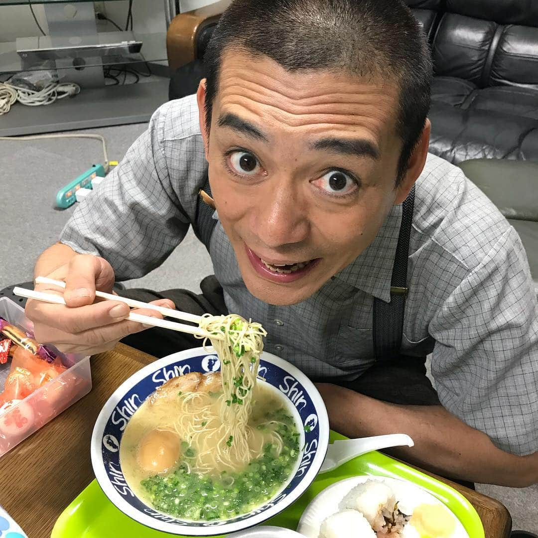 博多華丸のインスタグラム：「お昼はshin-shinラーメンの差し入れがありましたバイ 初めてニンニク入れてみたばってんバリ旨！ 撮影の替え玉は続きますが これでなんとか乗り切れそう、かも？」