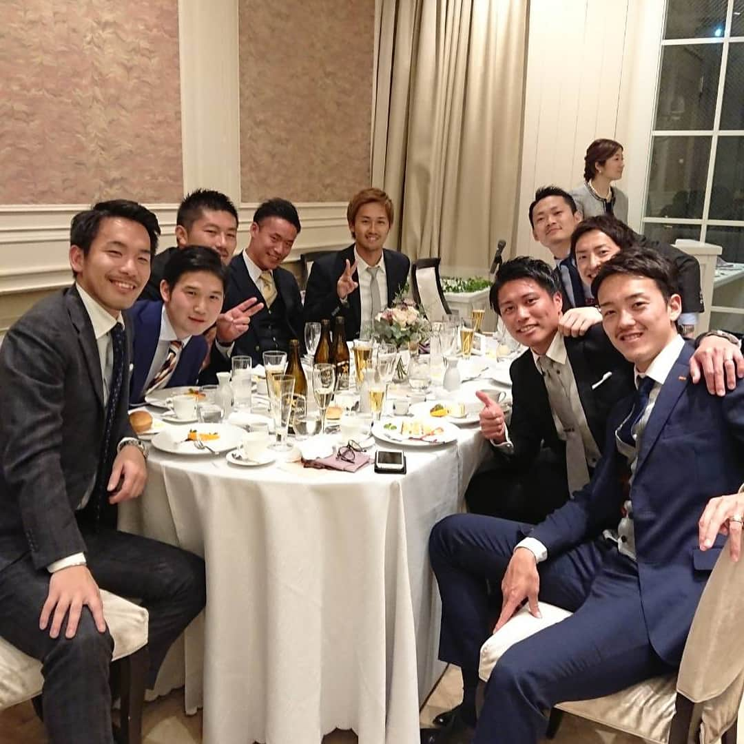 花井聖さんのインスタグラム写真 - (花井聖Instagram)「年末にジュニアユースの頃からの友人の結婚式に行ってきました。 久しぶりに会えた人たちばかりで楽しかった。何年たっても変わらない最高の仲間。 . #名古屋グランパス #仲間 #1枚目の写真撮る時にでら名古屋の応援歌をみんなで熱唱 #名古屋のチャントは今でも10以上は歌える #遅くなったけどミツ、アヤコちゃん結婚おめでとう！」3月10日 13時40分 - sho___1110