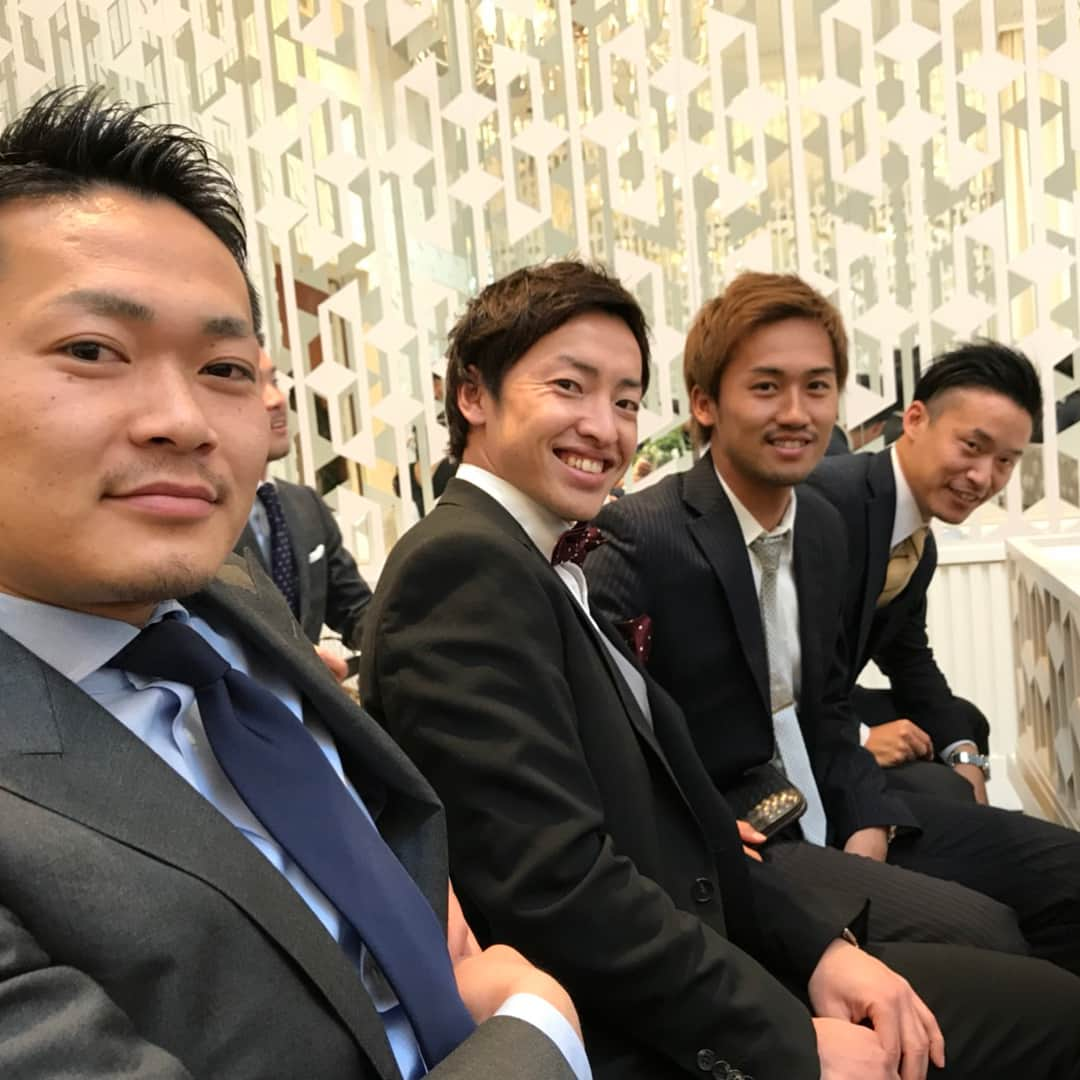 花井聖さんのインスタグラム写真 - (花井聖Instagram)「年末にジュニアユースの頃からの友人の結婚式に行ってきました。 久しぶりに会えた人たちばかりで楽しかった。何年たっても変わらない最高の仲間。 . #名古屋グランパス #仲間 #1枚目の写真撮る時にでら名古屋の応援歌をみんなで熱唱 #名古屋のチャントは今でも10以上は歌える #遅くなったけどミツ、アヤコちゃん結婚おめでとう！」3月10日 13時40分 - sho___1110