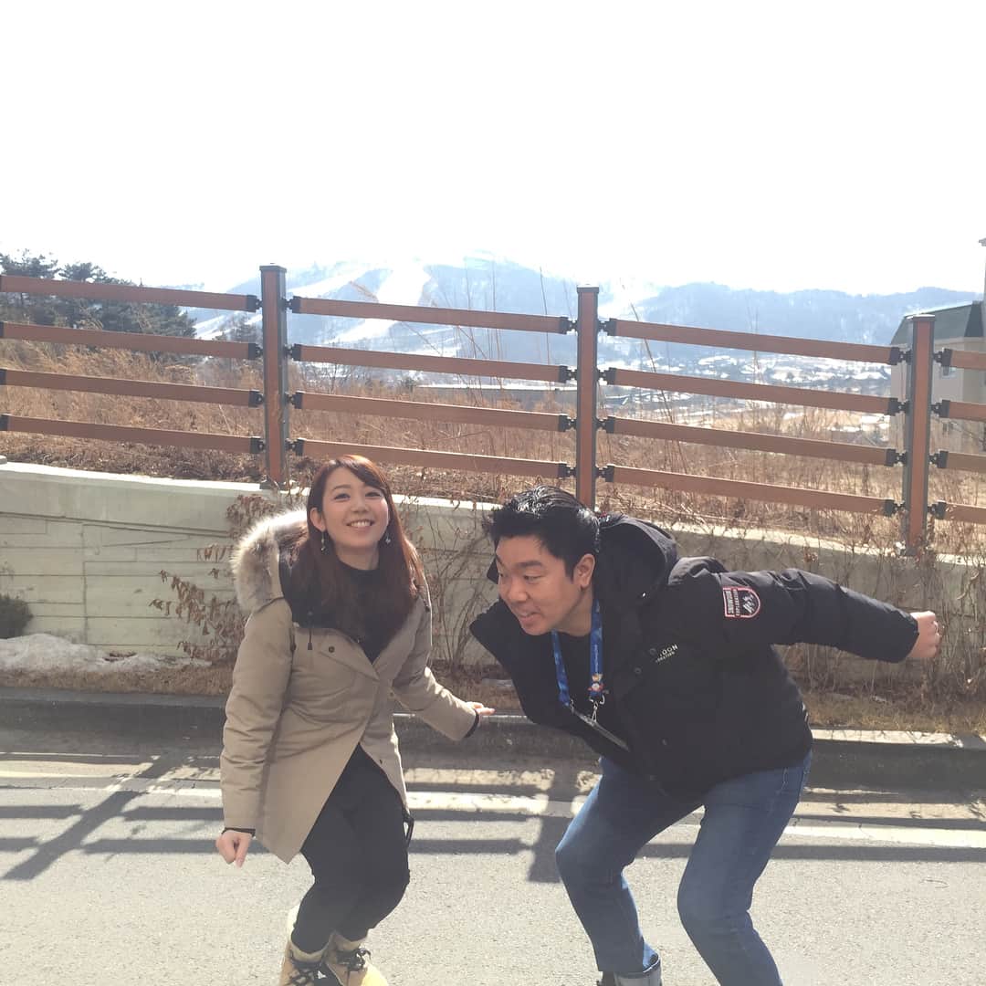 須黒清華のインスタグラム：「平昌パラリンピックが始まりましたね‼︎ 写真はオリンピック最終日。 お世話になったコーディネーターさんと、ジャンプ〜‼︎ 意外と高く飛べました😋  期間中、韓国のコーディネーターさん、ボランティアの皆さんには本当に親切にしてもらいました✨ また韓国に会いに行きたいな♪ #平昌パラリンピック #引き続き応援します💪 #平昌オリンピック #コーディネーターの皆さん #お世話になりました」