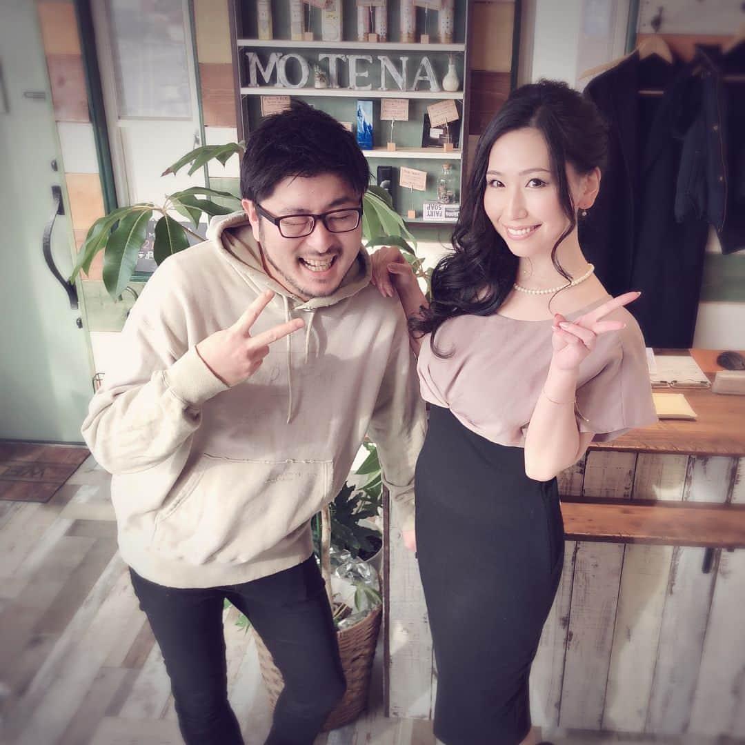 佐山愛のインスタグラム：「・ 先月のお話♪♪ ・ 友達の結婚式で宇都宮に行ったんだけど、 その時に鹿沼でヘアサロンやってる 友達のとこでセットしてもろてん✨ ・ なかなか遊びに行く機会がなくて オープンから1年経ってやっと行けた🤣 ・ 朝早くからワガママ聞いてもらって感謝！ ・ むーちょ @hair_salon_motena  ありがとうねーーっっ❤️ そして1周年おめでとう🎉 ・ またドライブがてら遊び行こーっと🚘 ・ ・ #ヘアサロン #hairsalon #motena #鹿沼 #鹿沼美容室 #ヘアサロンmotena」