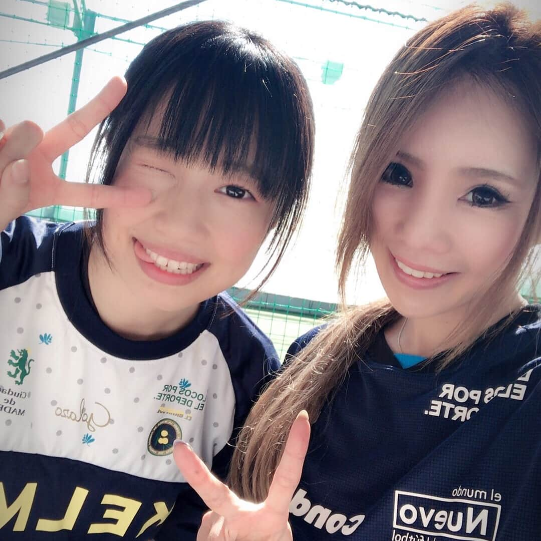 杉田沙緒里のインスタグラム：「純ちゃんとフットサル♬あのファー詰めをきっと！きっと！熊本で魅せてくれるはず！！(≧∀≦) #フットサル #フットサル女子 #熊本 #中村純子 #ファー詰め #期待しかない #全日本フットサル選手権 #abematv で観てるよ♬ #ネット #放送 あるって #ありがたい」