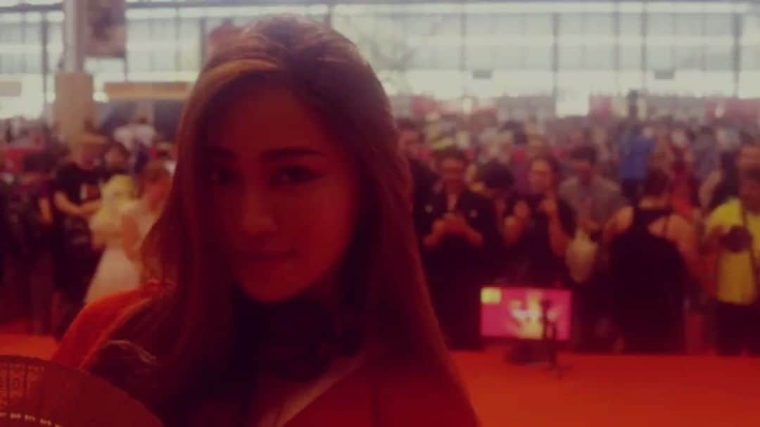 DJ mariennuのインスタグラム：「@lasonsuzuki 🎞thx🙏 @k_a_i_e_n  2017 japan expo ⬇︎ @kiki_jc @aimode27 @win_katsumi @orientarhythm katsumi sakakura. ・ 🇫🇷Cette année encore je serais présente pendant la JAPAN EXPO de Paris, venez nombreux je vous attends avec impatience!! Paris powaa. 🇬🇧This year too I'll be in Paris for JAPAN EXPO, can't wait to see you there! Please come to see the show, it will be stunning this year too; I promise! ;) ・ ・ ・ #dj #kaien #music #nihon #nippon #performance #ozashikidj #seizadj #japanexpo #お座敷 #お座敷DJ #正座 #正座dj #ヌンチャク #projectionmapping」