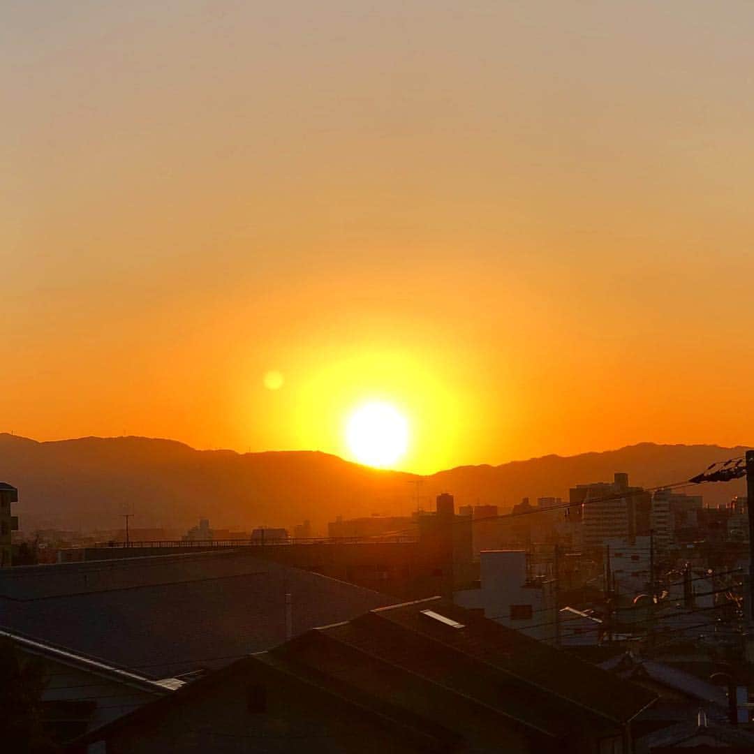 マキ・コニクソンさんのインスタグラム写真 - (マキ・コニクソンInstagram)「京都の夕陽… 山に沈む夕陽も素敵❤️」3月10日 17時53分 - makikonikson