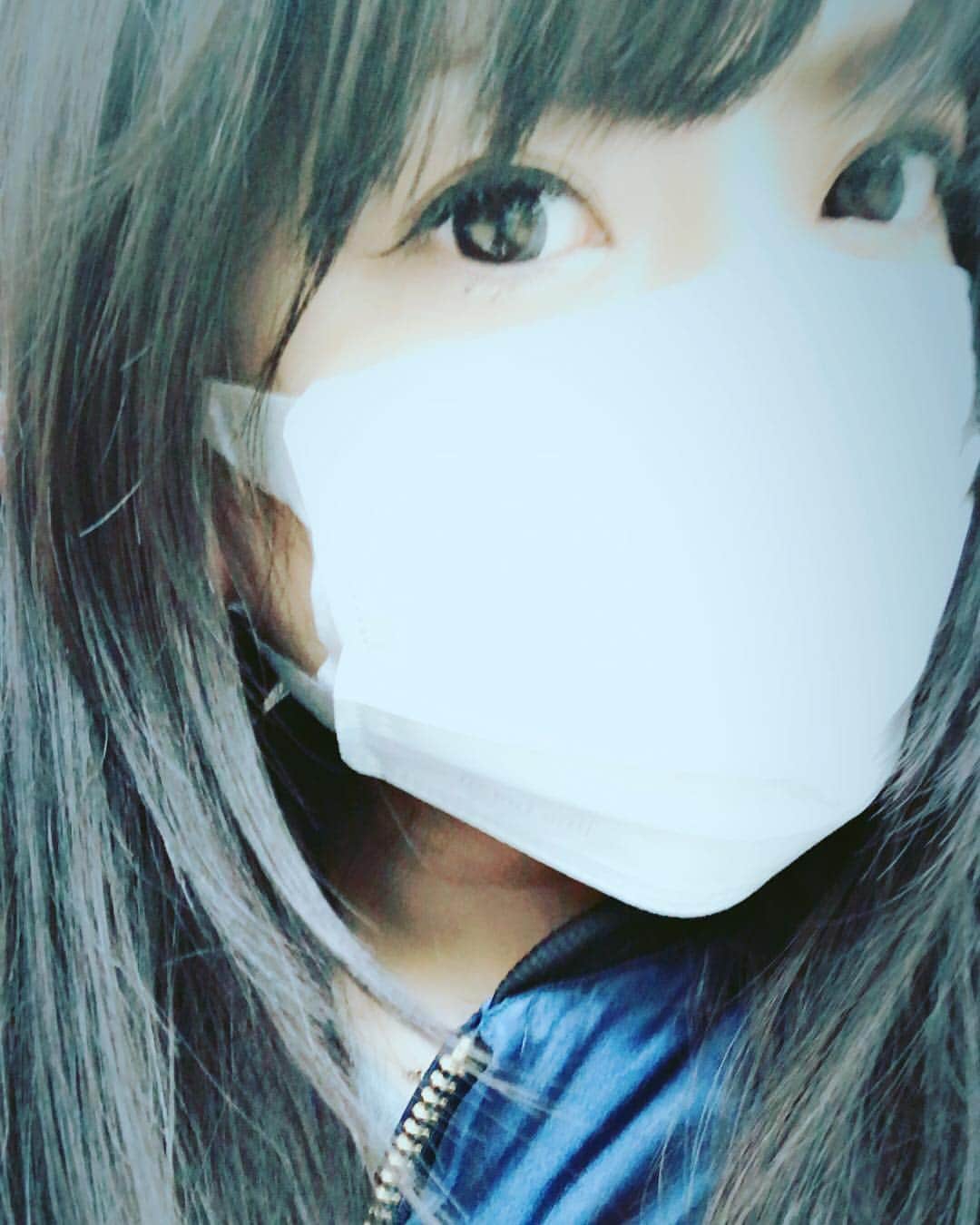 鈴華ゆう子のインスタグラム：「花粉が私を激しく攻撃。 毎日愛用のこのマスクは耳痛くならなくて好き。」