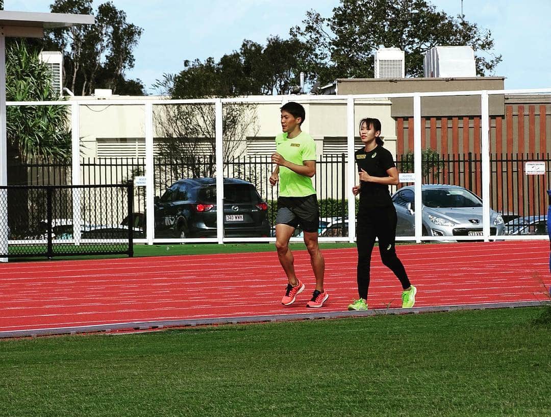 福島千里のインスタグラム：「素晴らしい環境の中で合宿させていただいています🇦🇺 初戦も決まり、高まる緊張感の中でもチームメイトのおかげでリラックスできる事に充実感を感じています。 １日１日を大切にひとつひとつ丁寧に過ごしていきたいです🐨  #Australia #goldcoast  @seiko_sports  @y.ryo34」