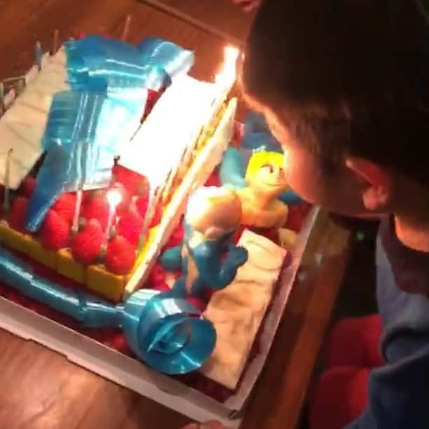 suika0601のインスタグラム：「家族ぐるみで仲良くさせてもらってる、太陽さんのお誕生日会🎂👏そして！今ウルトラマンにどハマり中の息子ちゃん✨ウルトラマンコスモスもhulu?Netflix?で見てたので、本物のウルトラマンとお話しできて、緊張したのか不思議な気持ちだったのか、、最初固まってたけど、お家に帰っても永遠にウルトラマンに会えたと話して喜んでいました☺️❤️そして、コスモスのケーキに大興奮！主役が🕯消した後、また火を付けてもらいフゥさせてもらいました🤣🙏🏻よかったね❤️仲良し家族がいて、可愛がってもらえて、幸せです❤️感謝❤️#happybirthday #ウルトラマン #ウルトラマンコスモス #2歳9ヶ月 #ウルトラマンになりたい息子」