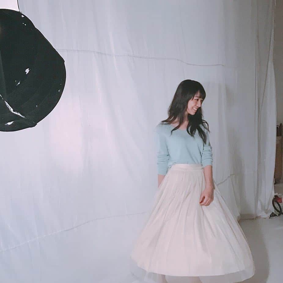 乃木坂46のインスタグラム：「今日のオフショット、#阪口珠美 さん💜ふわっとしたスカートがお似合いでした☺️誌面では、#久保史緒里 さん、#伊藤理々杏 さんと対談しています！  #N46MODE #乃木坂46 #阪口珠美」