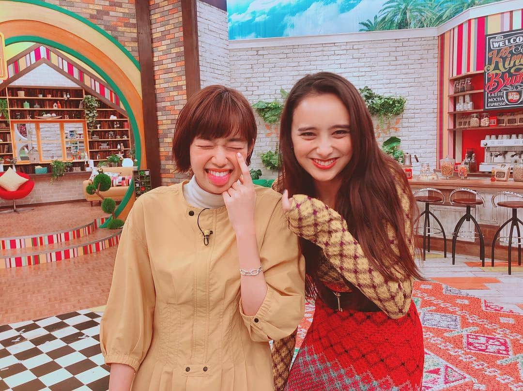 佐藤栞里さんのインスタグラム写真 - (佐藤栞里Instagram)「😝 #王様のブランチ#トレンド部からお土産でいただいた原宿あっかんべーキャラメル👅#べろがピンク色になったよ☺︎#こちらを食べた渡部さんはブランチの後もMCのお仕事だったようで#とても可愛らしいべろのまま次の現場へ向かいました#おちゃめでキュートな司会者さんの出来上がりですね😛✨#そして今日も極上に綺麗で良い香りのするニコルと💕#衣装の黄色がリンクしてて嬉しかったな😊」3月10日 22時47分 - satoshiori727