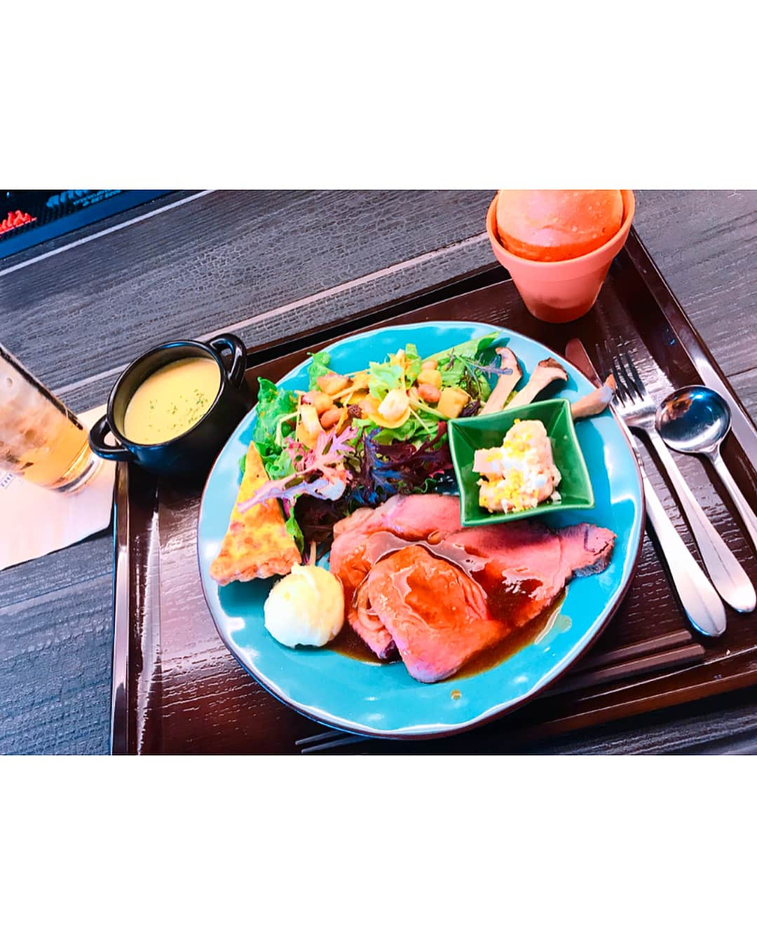 鈴木 あやさんのインスタグラム写真 - (鈴木 あやInstagram)「. 日進竹の山にあるCafe☕️ Farmers Kitchen THE gram に 行ってきたよ😋🍴💕 . 珍しくインスタ映え🤳🏻✨な オシャレな所でランチ🍽🌸 女子してきた👧🏻💓 . 目当ては👀♡ 2枚目のいちごボンボン🍓 とにかく可愛いし💕 ソフトクリーム多めで 案外ぺろっといけた🤤✌🏻 美味しかった～💓💓💓 #日進市 #日進 #日進竹の山 #カフェ #Cafe #ランチ #lunch #FarmersKitchenTHEgram #ファーマーズキッチンザグラム #ファーマーズキッチン #サロンモデル #サロモ #インスタ映え #ジンジャーハイボール片手に持ってないの珍しい  #持ってる のは#ジンジャーエール #セルカ #selca #selfie #l4l #instagood #like4like #followme」3月10日 23時08分 - ayachu69