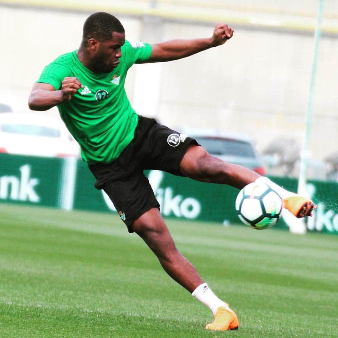 ジョエル・キャンベルのインスタグラム：「Ya casi Lunes! 🙏🏿🙌🏿⚽️🥅🔥」