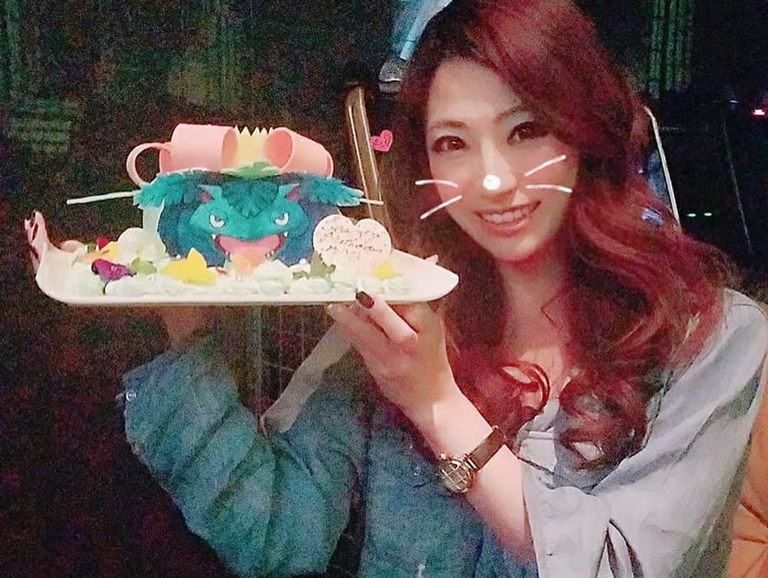 華沢友里奈さんのインスタグラム写真 - (華沢友里奈Instagram)「誕生日お祝いありがとお(´；Д；`)❤️ ゆりなの大好きなパートナー フシギバナのケーキ登場してめっちゃ感動した(*≧∀≦*)❤️ 最近このメンバー大好きすぎるの(≧∀≦)❤️ 今日このメンバーでディズニー行くけど私 起きれるのか不安しかない(´；Д；`) #六本木 #テラスクラブ #誕生日お祝い #ポケモン #フシギバナ #ポケモンケーキ #followme」3月11日 3時17分 - hanazawayurina