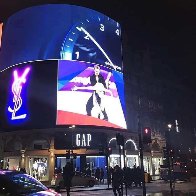 ペニー・クームズのインスタグラム：「Oh hey me!! Piccadilly Circus Baby!! 😬🙌🏻 . . . . #piccadilly #picadillycircus #london #lights #camera #action #teamgb #wearethegreat #adidasuk #panasonic #lovemyjob #thatsme #bigscreen #dreams #dreaming #omg #itme #londontown #olympics #athlete #health #fitness #lifestyle #healthandfitness」