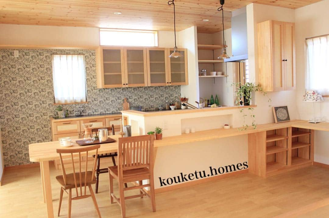 kouketu_homesさんのインスタグラム写真 - (kouketu_homesInstagram)「. k's ナチュラル 木のぬくもりを感じる リビング.ダイニング 天井の板張り 造作家具  暮らしのデザイン♫ お客様の喜ぶ家創り🏡 . 📢3月24〜27.29日予約制見学 御嵩町地内 28日水曜日は定休日 ☎️0120-033-854 .  #ナチュラルスタイル #楽しむ#家創り#雑貨#クロス#造作家具 #外壁#塗り壁#マイホーム#子育て#インテリア#キッチン#リビング#デザイン#新築#リフォーム#注文住宅 #施工事例#インダストリアル#北欧#ブルックリン#フレンチカントリー#カリフォルニアスタイル#ナチュラル#スタバ#タイル#岐阜#美濃加茂#可児#コーケツホームズ」3月11日 8時00分 - kouketu_homes1912